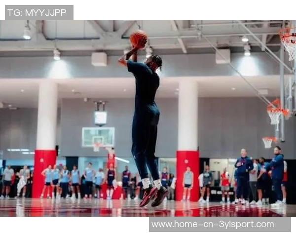 快船训练营首日盛况：灯泡组合同框小卡与比尔携手出击